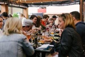 Negocios de Restauración en Tenerife - people sitting in front of table talking and eating