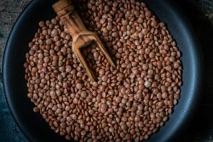 Qué son las lentejas - a pan filled with beans and a wooden spoon